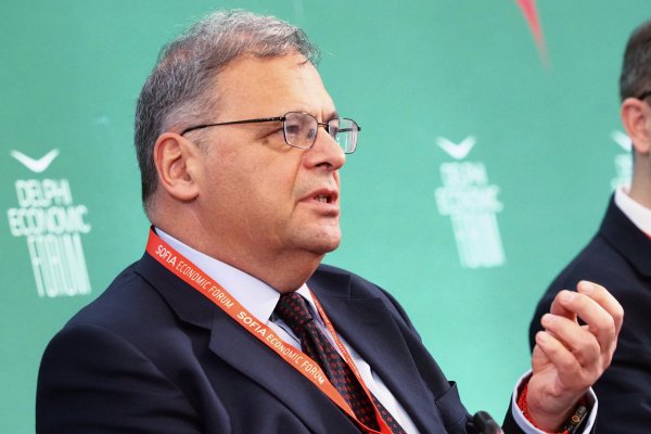 За трети път Юлиян Попов заема поста министър на МОСВ. 
През 2013 г. бе служебен министър в кабинета на Марин Райков.
През 2023 &ndash; 2024 г. заемаше поста в редовното правителство на акад. Николай Денков.
Днес (2026 г.) той отново поема управлението в ключов за България момент.
